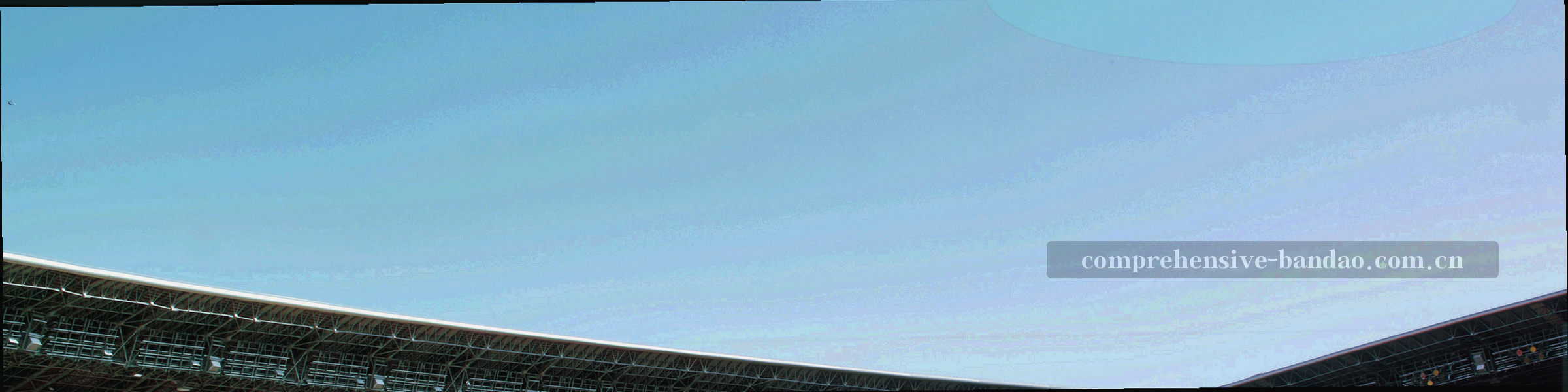 深色战术板上密集白色与橙色跑动线条的局部裁切